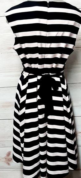 Roz & Ali Stripped A Line Back tie Dress Size 14P - Picture 3 of 11